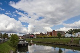 B3  (Bed & Breakfast Boat)